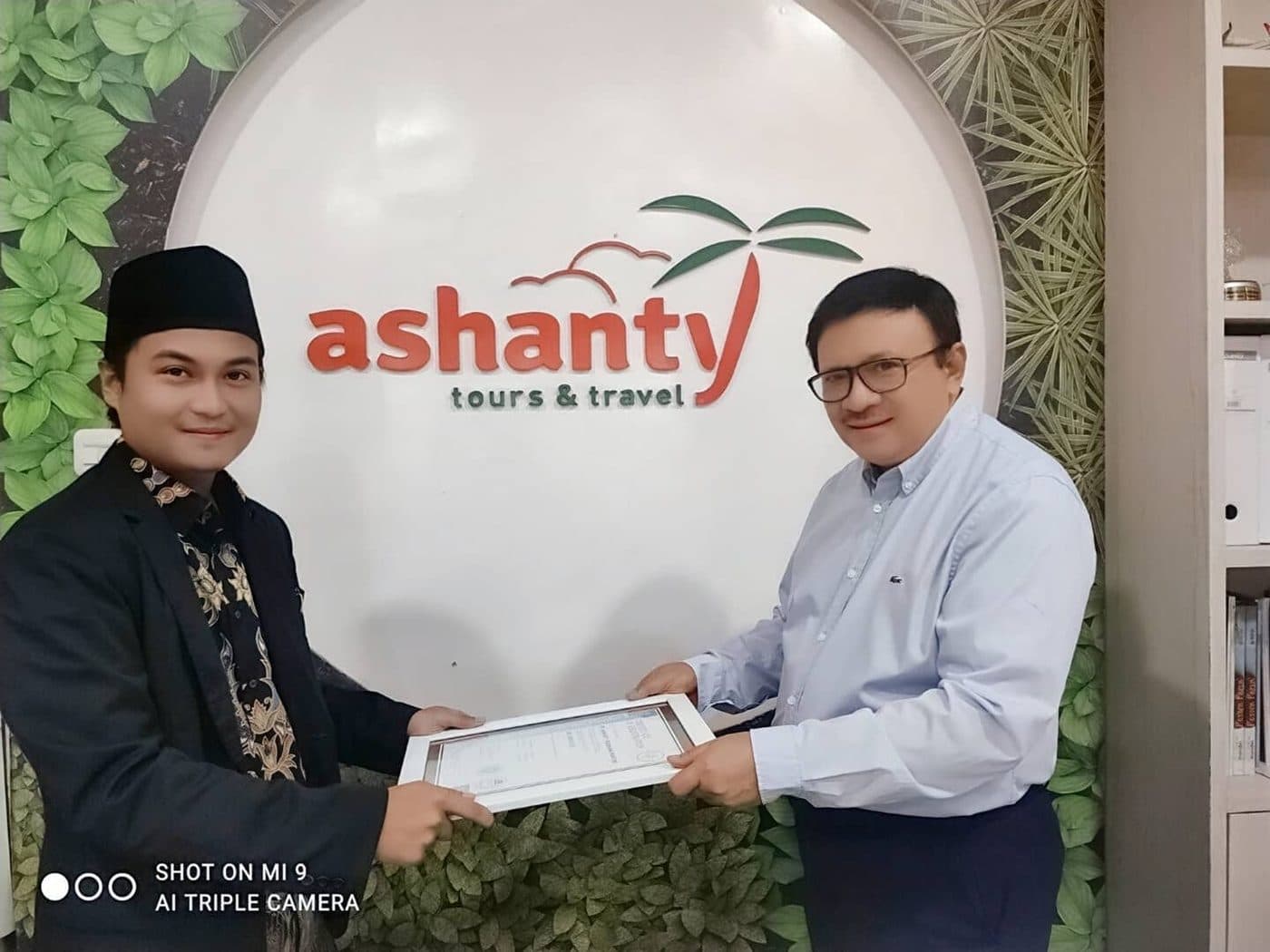 Penyerahan sertifikat Biro Perjalanan Wisata kepada PT Ashanty Perdana Pratiwi