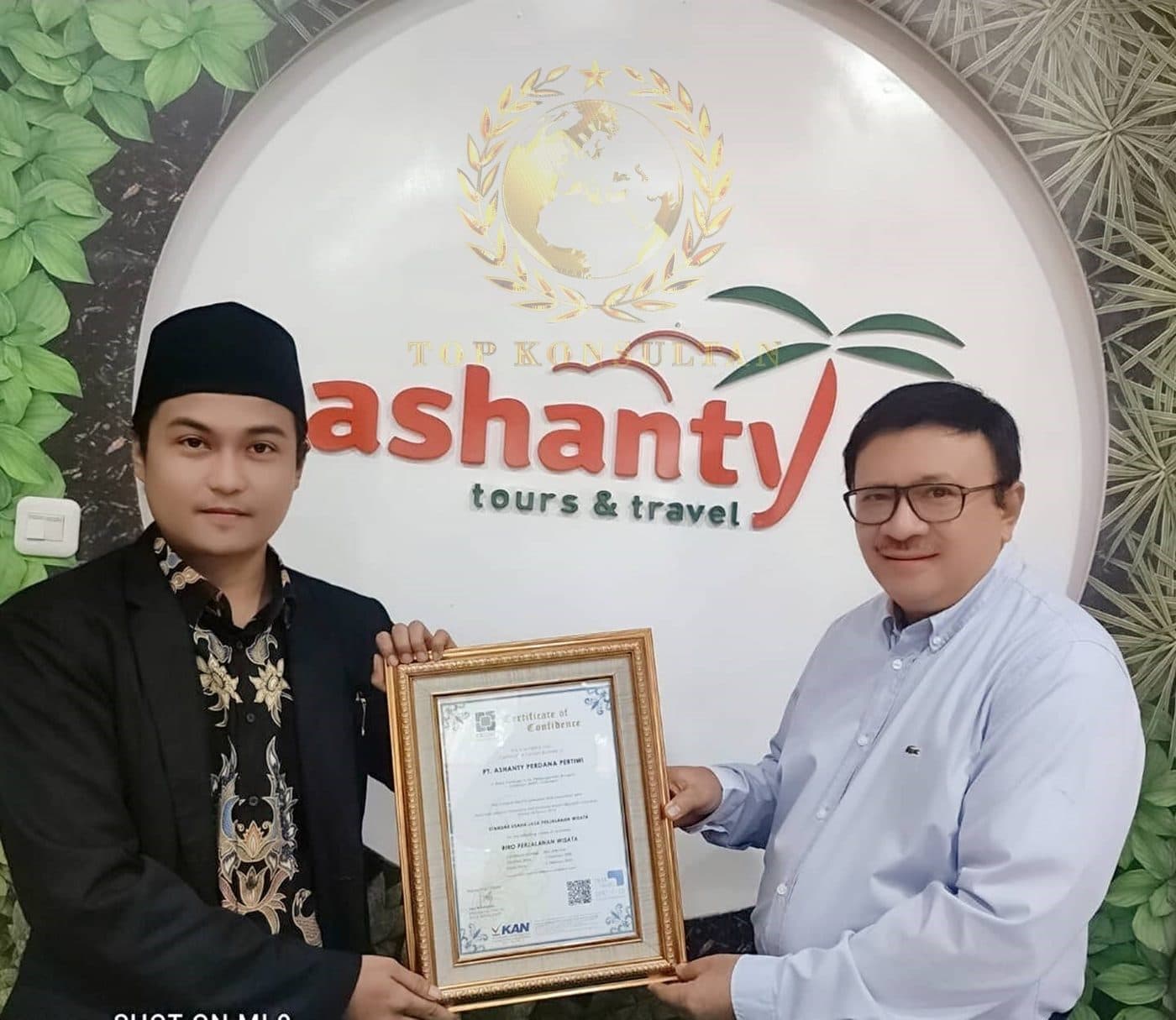 Penyerahan sertifikat PPIU berbingkai kepada PT Ashanty Perdana Pratiwi